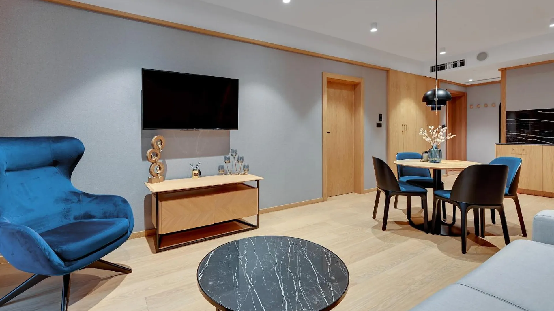 Deo Plaza Premium Suites, Riverside & Radisson Spa By Downtown Apartments Gdansk Poland